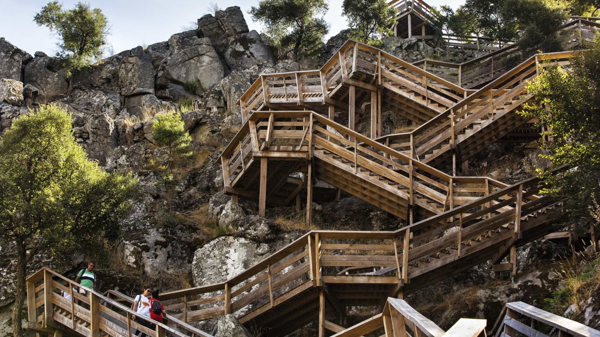Un incendie à Arouca oblige à la fermeture des Passadiços do Paiva.
