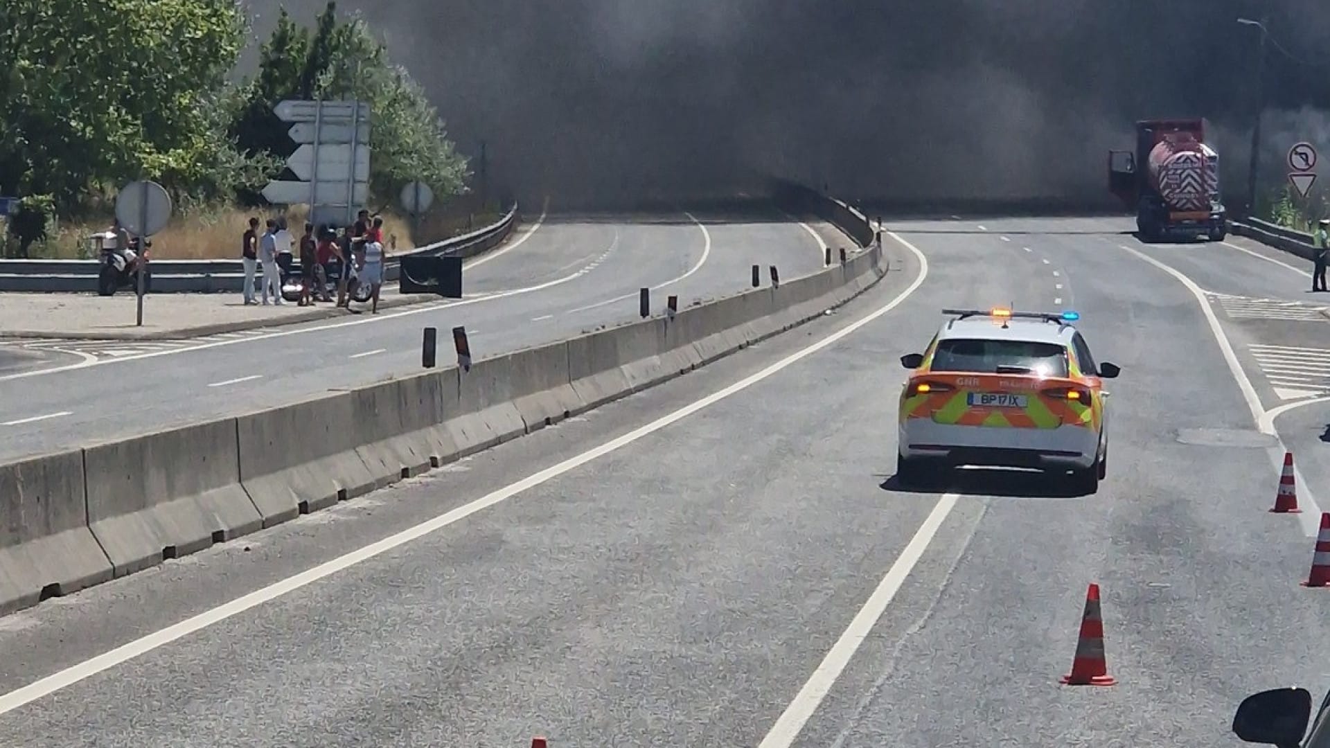 Un incendie a détruit un entrepôt de matériaux de construction à Coimbra.