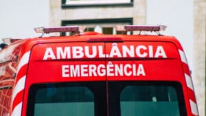 Un père meurt et sa fille grièvement blessée après un incendie résidentiel à Ourique.