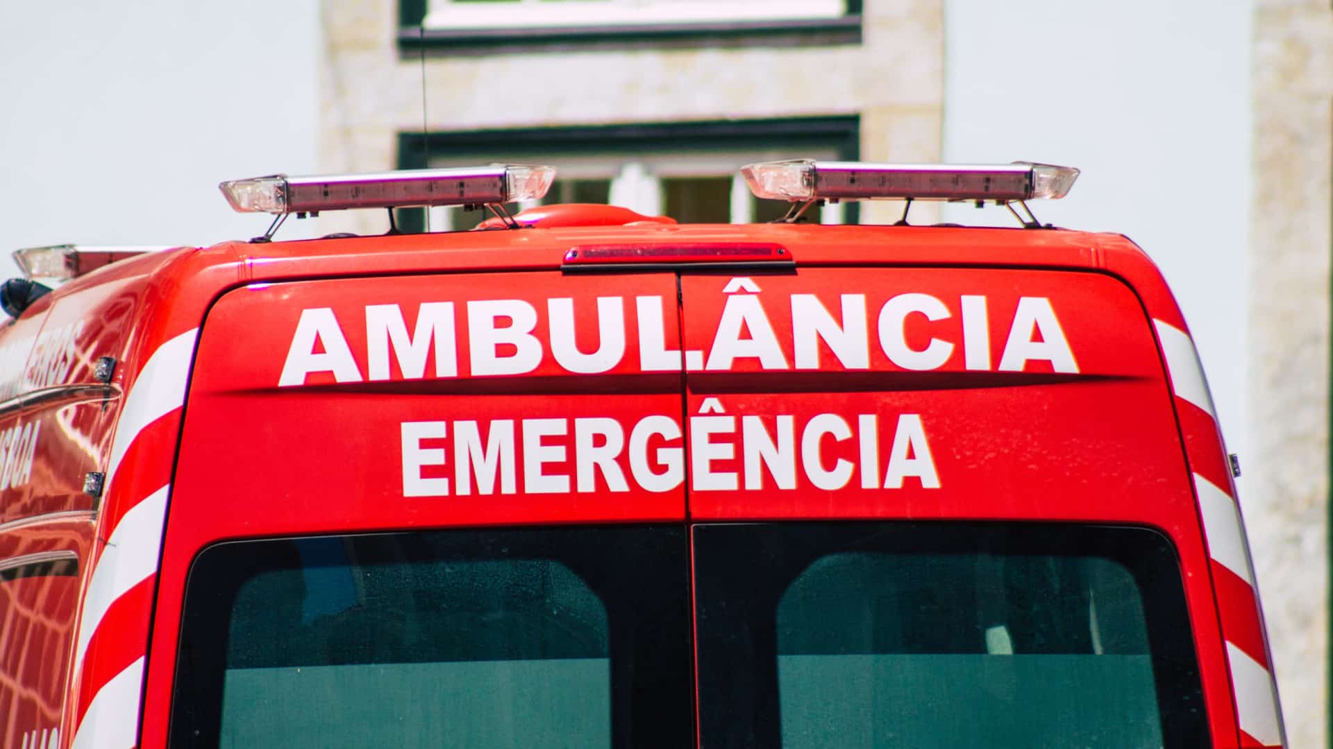 Un père meurt et sa fille grièvement blessée après un incendie résidentiel à Ourique.