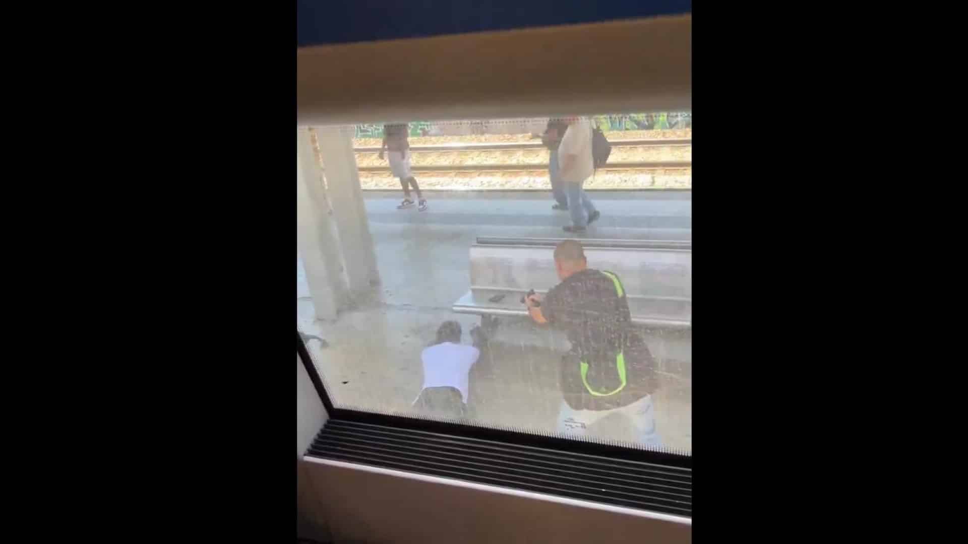 Un policier défend une mère et ses enfants dans un train et est attaqué avec des ciseaux.