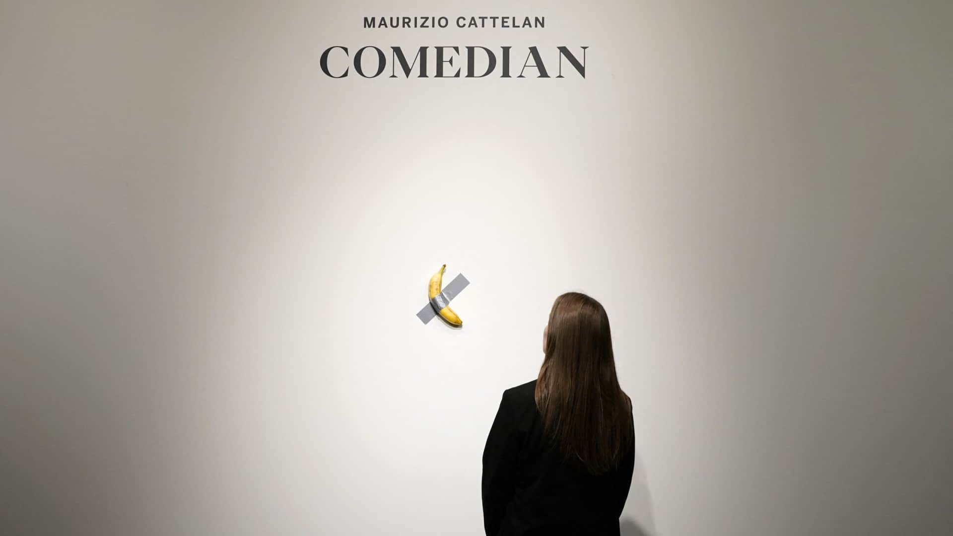 Un visiteur de musée en France a mangé la banane de l'œuvre 'Comedian' de Cattelan.