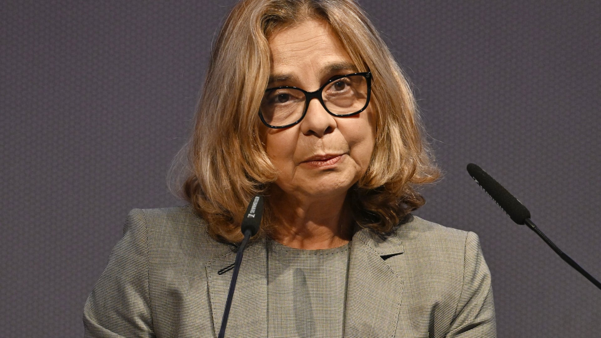 Une femme enceinte qui a perdu son bébé? "Elle n'est pas passée par plusieurs hôpitaux", déclare la ministre