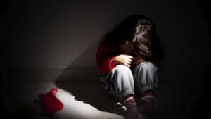 Une jeune fille dénonce son père pour abus. Elle craignait que sa sœur puisse aussi être victime.