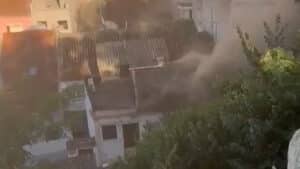 Une personne évacuée après un incendie résidentiel à Alhandra. Feu déjà éteint.