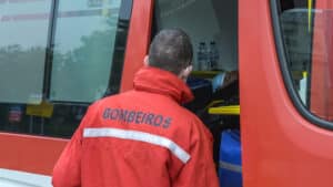 Voiture tombe dans le fleuve Douro après un dérapage à Gondomar. Recherches en cours.