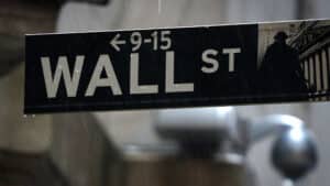 Wall Street chute alors que Powell refroidit les attentes de baisse des taux.