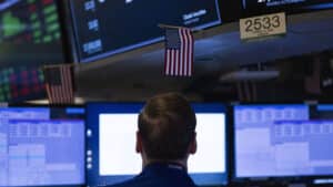 Wall Street clôture avec des records du Nasdaq et du S&P500 dans l'attente des résultats.