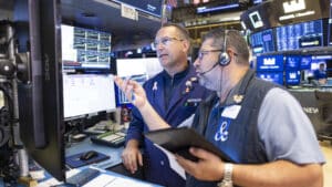 Wall Street clôture sans direction définie, perturbée par la politique commerciale de Trump.