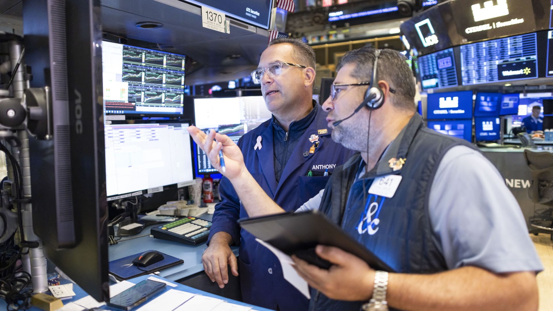 Wall Street clôture sans direction définie, perturbée par la politique commerciale de Trump.
