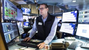 Wall Street commence de manière mitigée après l'annonce de tarifs sur l'UE et le Mexique.