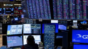Wall Street ouvre en ordre dispersé lors d'une session marquée par la chute de Tesla.