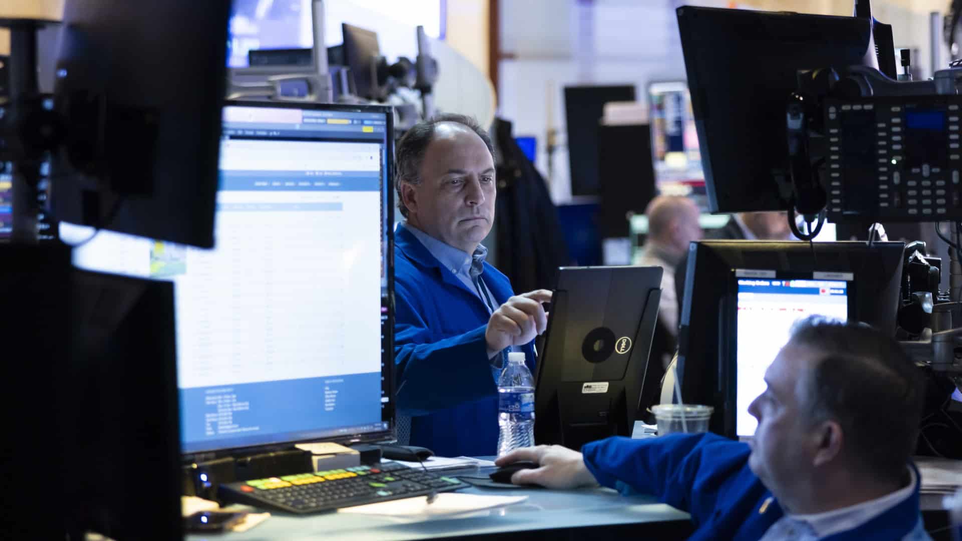 Wall Street termine la séance en hausse après que Trump a menacé Powell.