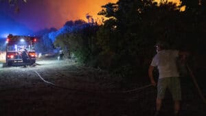 À LA MINUTE : Les funérailles des victimes des incendies ont lieu aujourd'hui ; Villages menacés