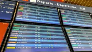 Aéroport d'Orly avec 20 % des vols annulés en raison de la tempête.