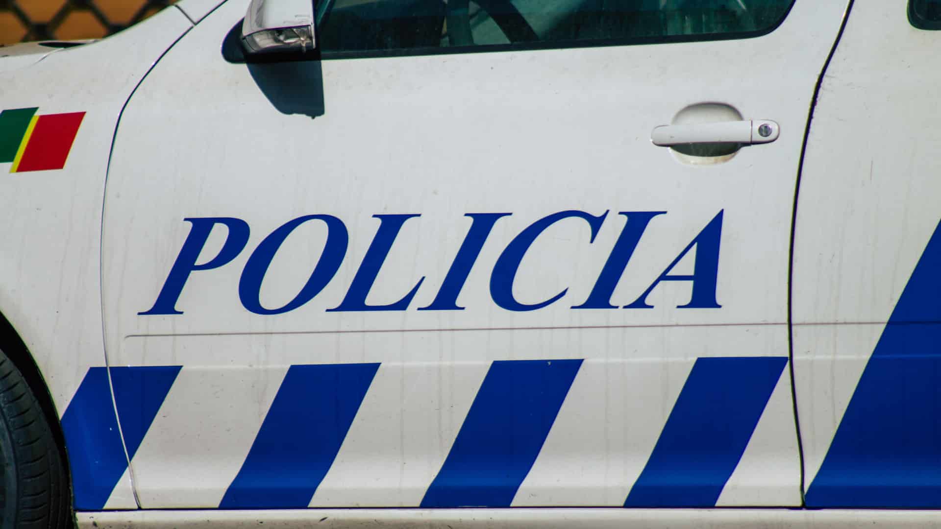 Agent de la PSP poussé et mordu après une intervention liée au bruit à Coimbra
