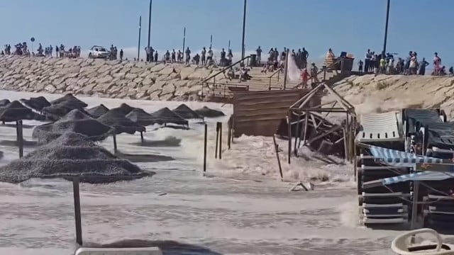 Ondas fortes invadem areal na Costa da Caparica e causam estragos. Veja