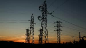 Alimentation en énergie presque normalisée (mais encore des centaines sans électricité)