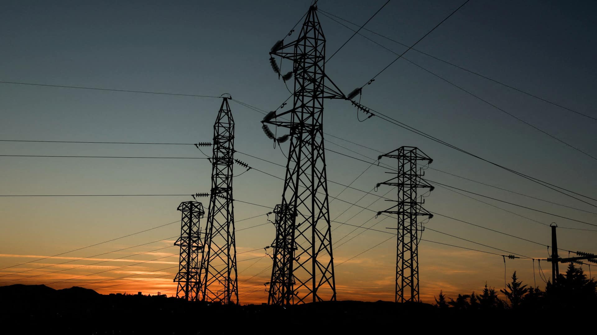 Alimentation en énergie presque normalisée (mais encore des centaines sans électricité)
