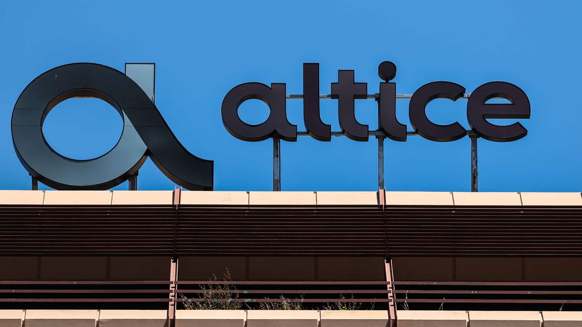Altice supprime 1.000 emplois au Portugal pour s'adapter à l'IA.