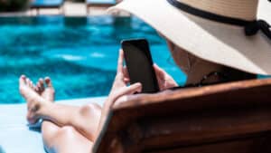Août, vacances, le téléphone sonne et c'est le patron. ACT rappelle le devoir de réserve.