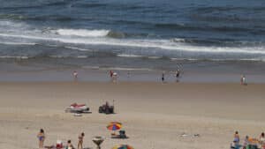 Après trois jours d'interdiction de baignade, la plage de Vieira rouvre.