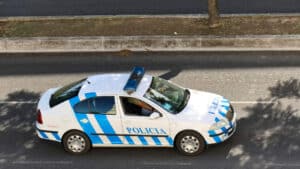 Arrêté avec de la drogue (et des comprimés) lors d'une opération de contrôle routier. A remis le sac à la police.