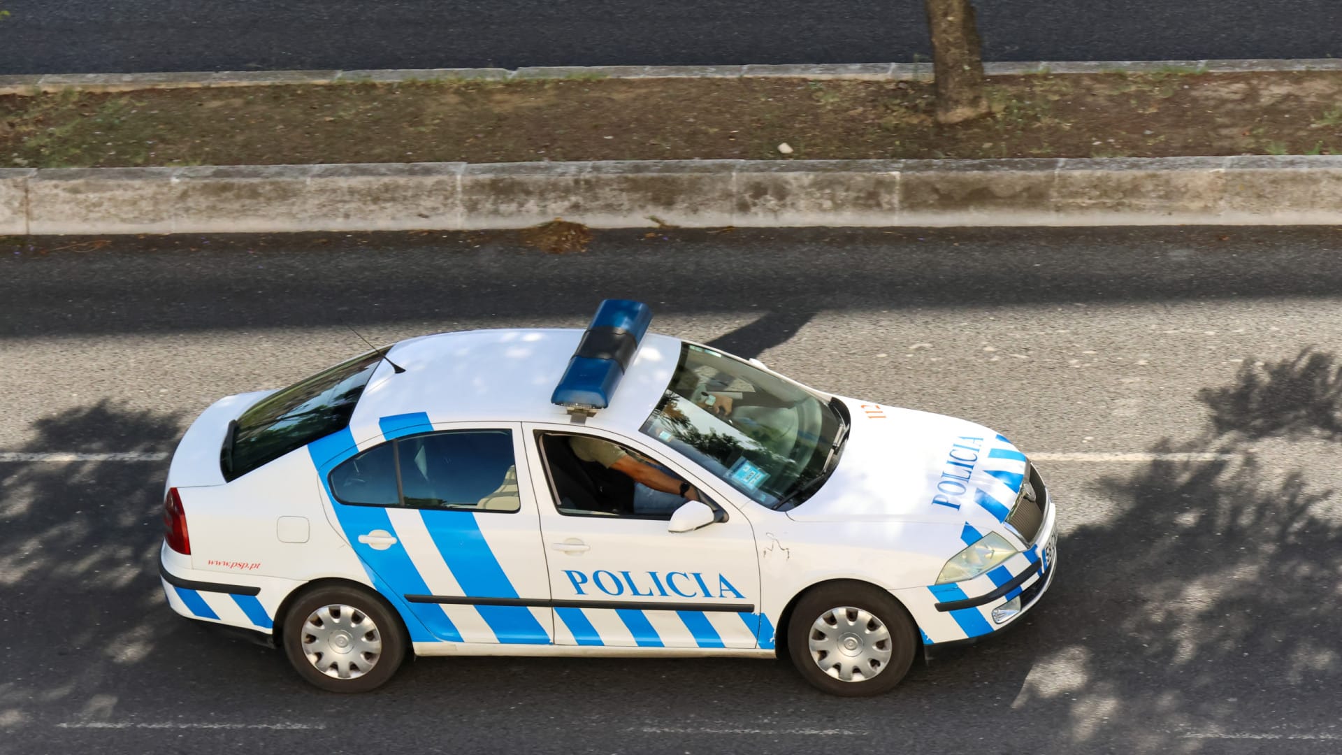 Arrêté avec de la drogue (et des comprimés) lors d'une opération de contrôle routier. A remis le sac à la police.