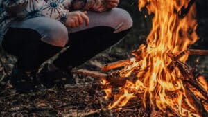 Arrêté en flagrant délit pour incendie. Il a brûlé pour faire fondre des fils de cuivre.