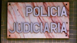 Assène "deux coups de couteau dans le dos" d'un homme après une dispute à Madère.