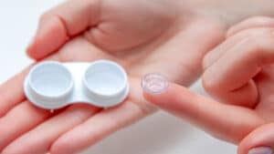 Attention ! Des lots de liquide pour lentilles de contact vont être retirés.