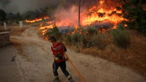 AU FIL DES MINUTES : Un ancien maire meurt dans un incendie ; Le Portugal demande 4 Canadair