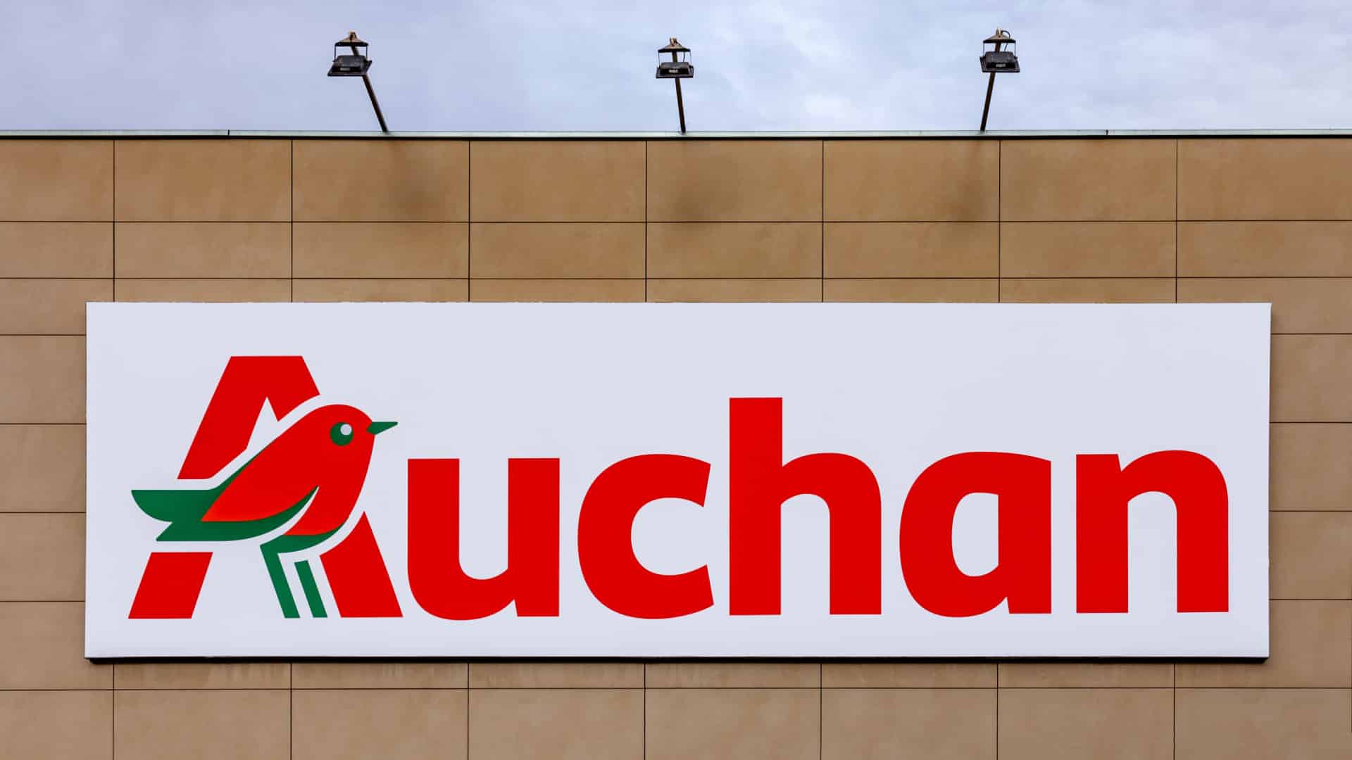 Auchan dit avoir investi 10 millions pour améliorer les conditions salariales.