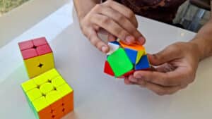 Azeméis accueille une compétition de cube magique. Il y a 65 participants de 6 pays.