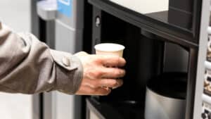 Boissons chaudes des distributeurs automatiques exclues de la 'TVA de la restauration'