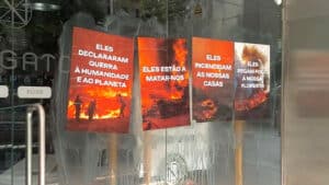 Climáximo place des affiches chez Navigator pour les rendre responsables des incendies.