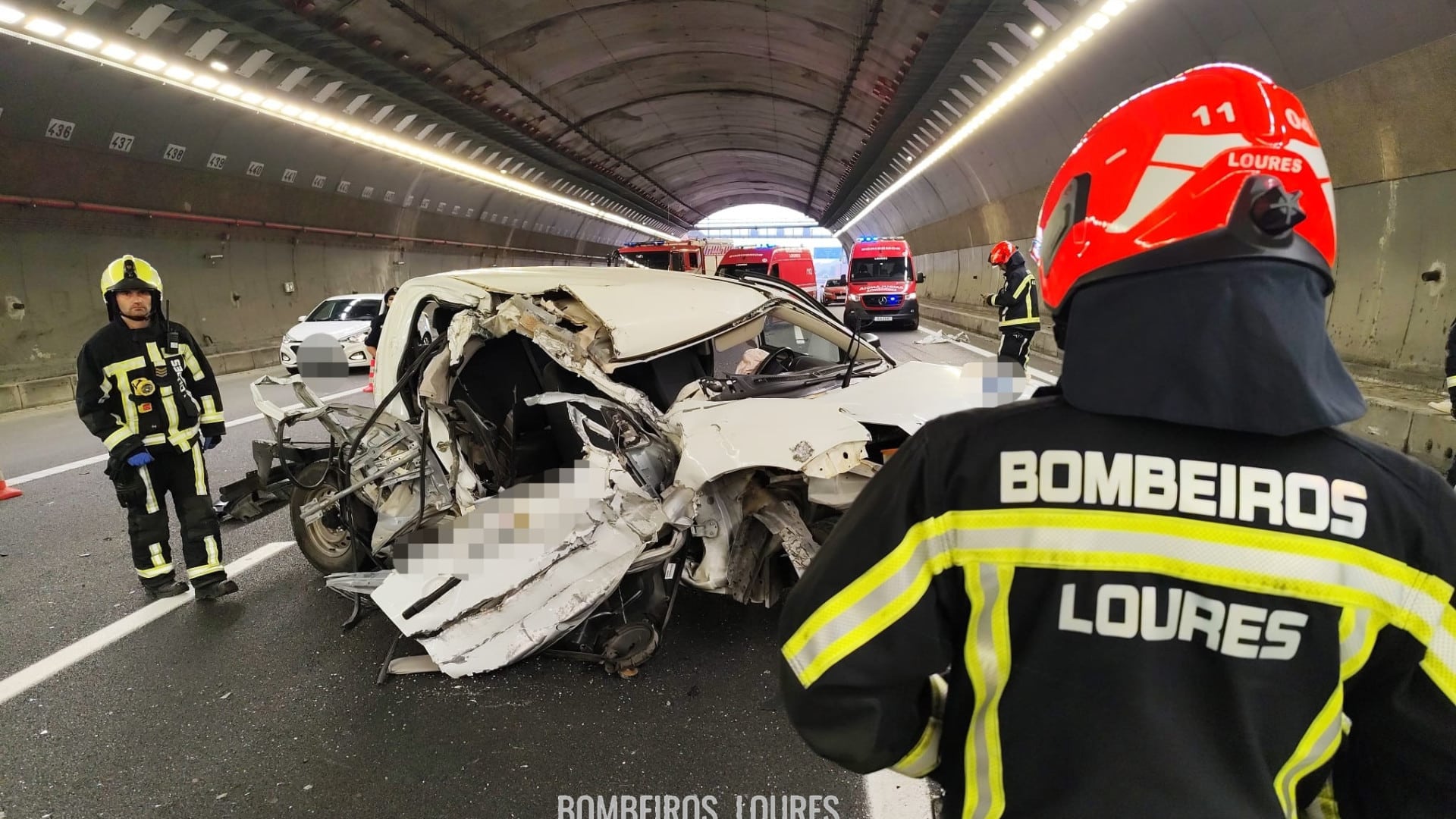 Collision entre 3 véhicules fait un blessé dans le tunnel de Montemor à Odivelas.