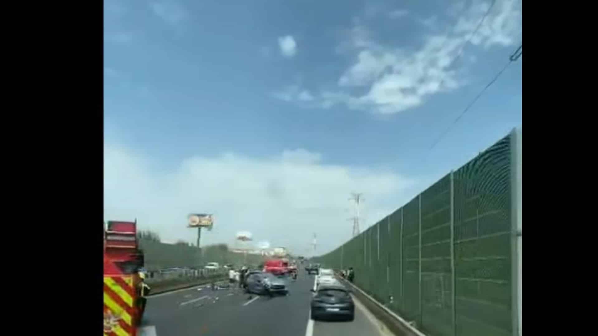 Collision entre trois véhicules sur l'A1 fait deux blessés. Une des voitures s'est renversée.