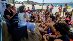 Contes mis en musique sur le sable de la plage de Sines enchantent petits et grands.