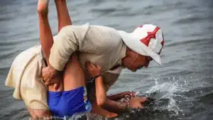Des enfants prennent le 'Bain Saint' à Braga pour se protéger de la peur et des maladies.