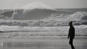 Des vagues avec une "hauteur significative" arrivent. Voici les précautions à prendre à la plage.