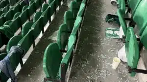 Des vitres "sont tombées" sur le banc du Sporting : Il y a 17 blessés, un hospitalisé.