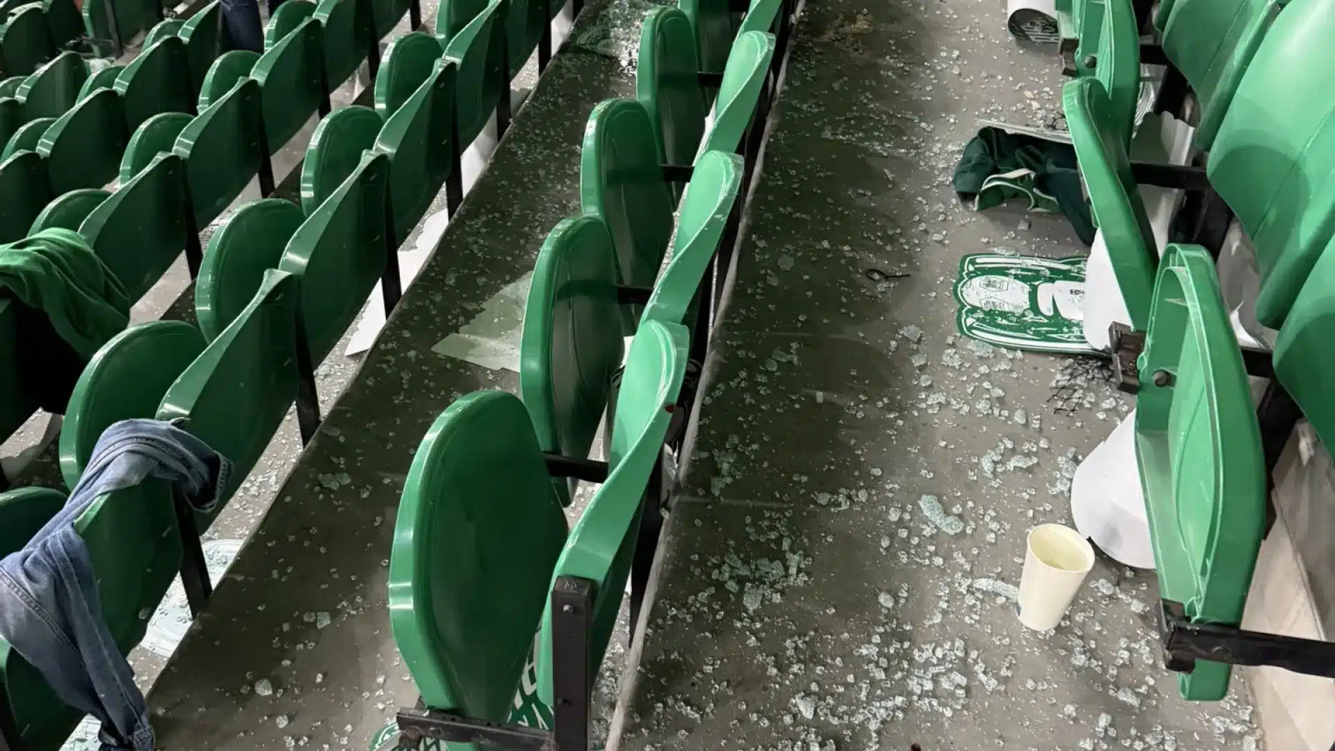 Des vitres "sont tombées" sur le banc du Sporting : Il y a 17 blessés, un hospitalisé.
