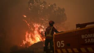 Deux incendies combattus à 00h30 par plus de 1 800 pompiers.
