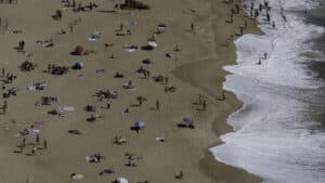 "Eau limpide et transparente." Plage de Nazaré rouverte pour la baignade.