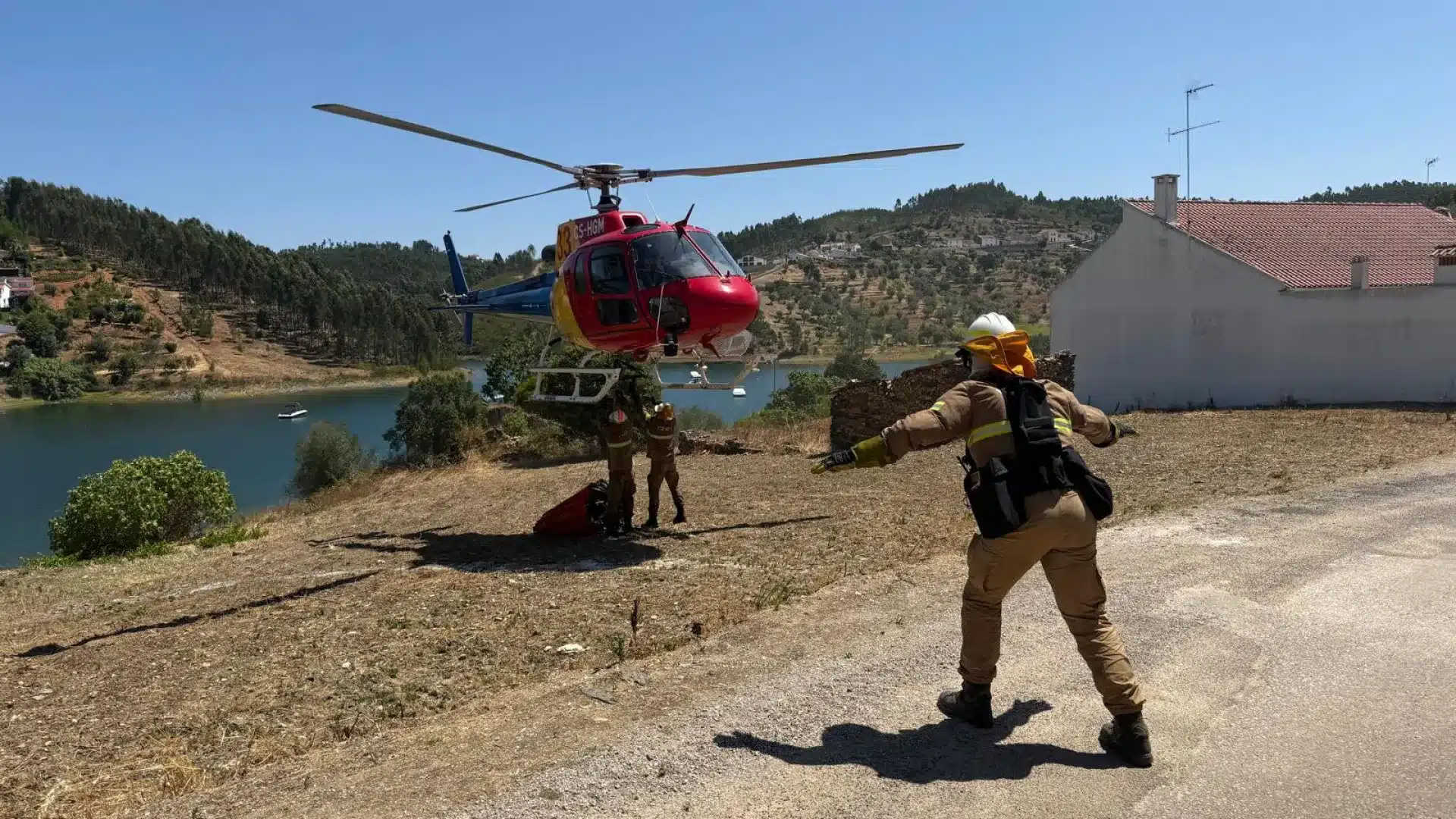 Équipe de la GNR en hélicoptère découvre une serre de cannabis en route vers un incendie.