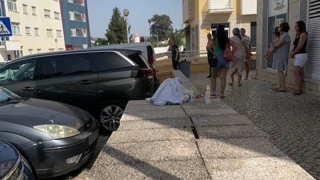 Femme accouche dans la rue. Demande une ambulance, on lui dit de venir en voiture