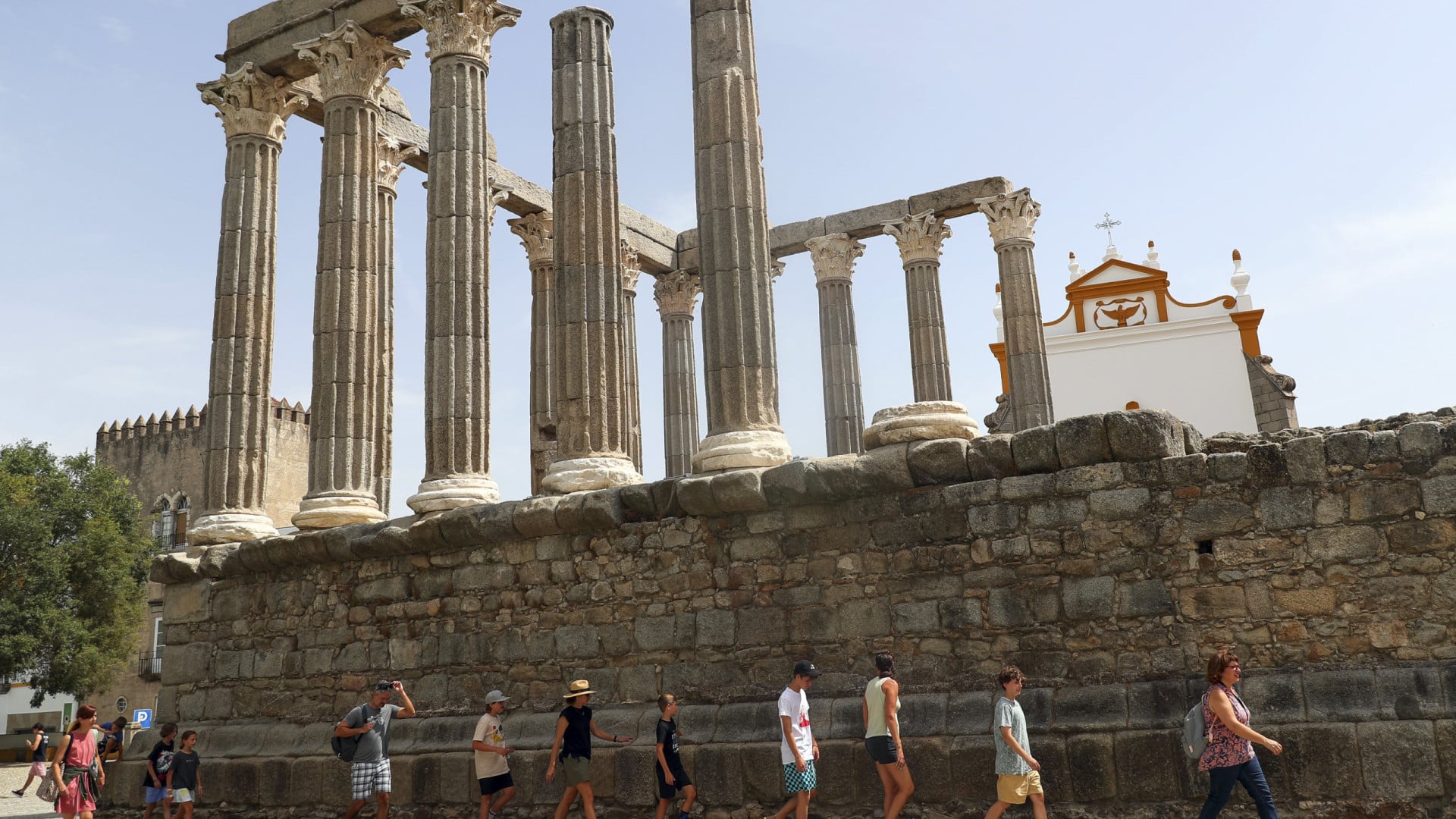 Évora devient la première municipalité de l'Alentejo à prélever une taxe touristique.