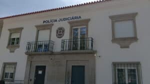 Évora. PJ arrête un homme qui a menacé de mort son 'ex' et incendié sa voiture.