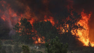 Feu à Loriga (Seia) toujours actif, mais sans danger pour la population.